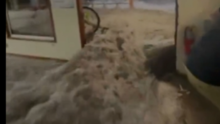 UŽAS U AMERIČKOJ VOJNOJ BAZI Ogromni talasi nose sve pred sobom (VIDEO)