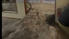 UŽAS U AMERIČKOJ VOJNOJ BAZI Ogromni talasi nose sve pred sobom (VIDEO)