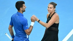 NOVAK SE LUDO ZABAVLJA U MELBURNU Đoković pokušao da imitira lepu Beloruskinju, a onda je Karlos umalo nastradao (VIDEO)