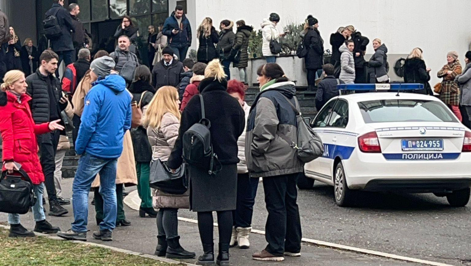 DOJAVA O BOMBI U PRVOM OSNOVNOM SUDU Zgrada evakuisana, policija na terenu (FOTO/VIDEO)