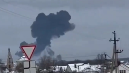 RUSKI AVION OBOREN? Moskva traži hitnu istragu pada aviona na granici sa Ukrajinom (VIDEO)