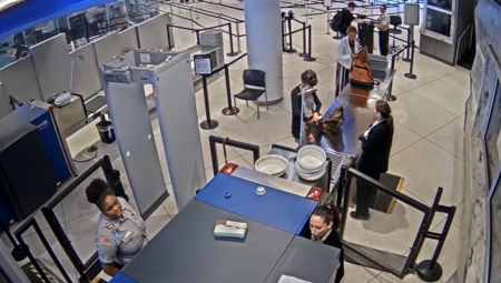 JEDNA REČ JE KOŠTALA POSLA Radnica aerodroma putniku dala papirić, zbog onoga što je pisalo unutra je odmah dobila otkaz (VIDEO)