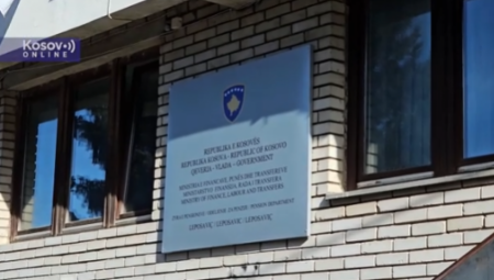 POSTAVLJENA TABLA "REPUBLIKA KOSOVO" Skandal u Leposaviću, sa zgrade Opštine skinute zastave Srbije