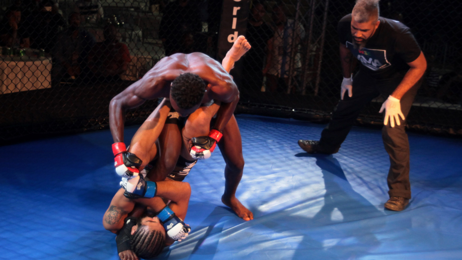 STRAVIČNE VESTI IZ RUSIJE Poznati MMA borac pao sa 10. sprata, bore mu se za život