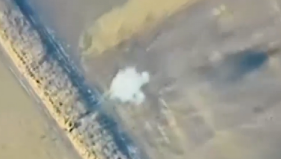 GORI NA FRONTU „Lancet“ uništava haubicu (VIDEO)