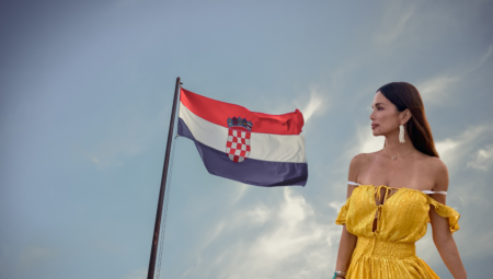 PUSTITE BABA-DEVOJKU U SRBIJU NEKA JE PRANGIJAJU KLINCI! Hrvati žestoko vređaju Severinu nakon skandaloznog ponašanja na granici!