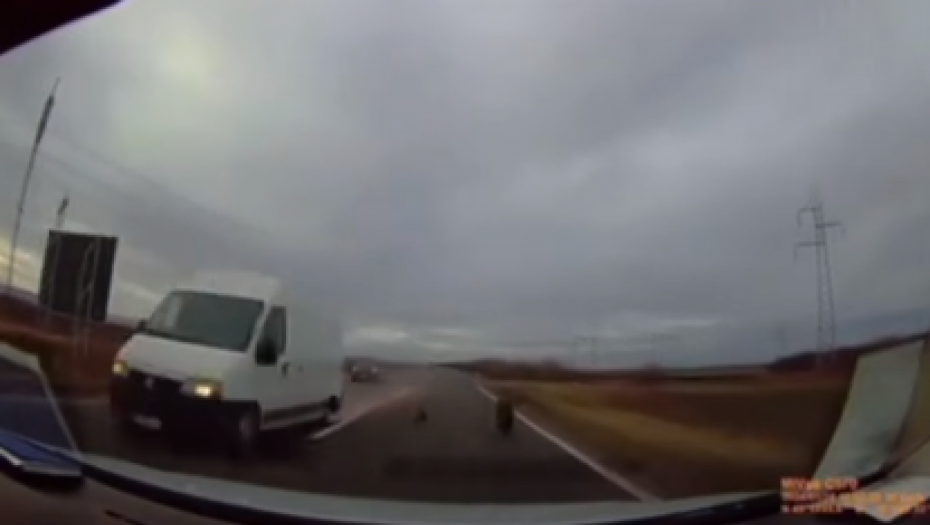 UŽAS NA PUTU KOD NOVOG SADA Kamera zabeležila nesvakidašnju situaciju, vozač za dlaku izbegao smrt (VIDEO)