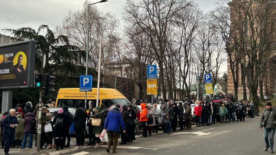 STOTINE LJUDI ČEKA U REDU Gužva ispred Crkve Svetog Marka , vernici došli da vide čudotvornu ikonu (FOTO)