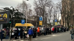 STOTINE LJUDI ČEKA U REDU Gužva ispred Crkve Svetog Marka , vernici došli da vide čudotvornu ikonu (FOTO)