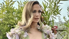 GDE GOD SE POJAVI ONA JE U CENTRU PAŽNJE Džej Lo u haljini dubokog dekoltea, a njen ogrtač je modno remek delo