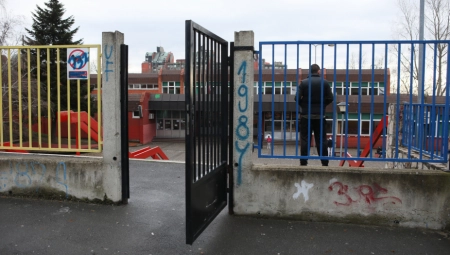 STRAVIČNO! UČENIK BACIO KLUPU NA PROFESORA I TEŠKO GA POVREDIO Jezivo nasilje u školi u Prokuplju