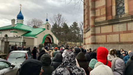 ČUDOTVORNA IKONA STIGLA U SRBIJU, SVAKO KO JE DODIRNE ODLAZI SA BLAGOSLOVOM Sedam strela probada srce Majke Božje, vernici čekali satima da joj se poklone