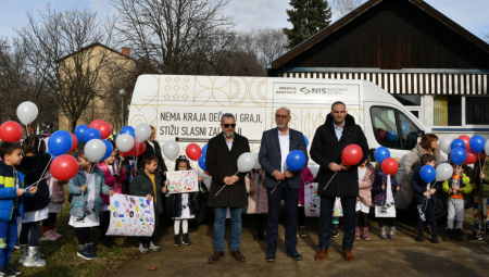 KOMPANIJA NIS NASTAVLJA SA PODRŠKOM LOKALNIM ZAJEDNICAMA Novo kombi vozilo za distribuciju hrane u Predškolskoj ustanovi Zrenjanin