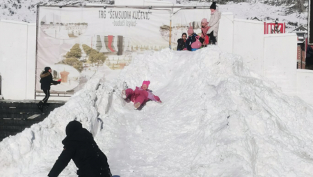 PRAVA ZIMSKA IDILA U TUTINU Nesvakidašnji tobogan za najmlađe (FOTO)
