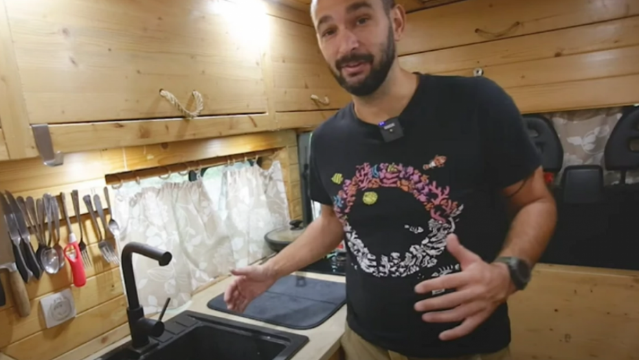 NEĆETE VEROVATI GDE MILOŠ ŽIVI Stanovi mu bili preskupi, pa je zasukao rukave: "Prođe i po šest dana da se ne istuširam" (VIDEO)