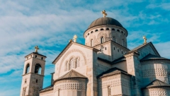 SKANDAL U PODGORICI Postavljena bina u jednoj od najvećih svetinja, vernici se pitaju: "Jel ovo Hram ili pozorište?"