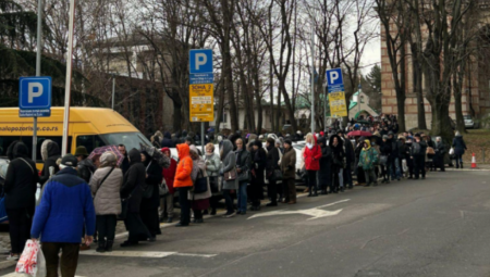 "IMATE LI MOZGA, TREBA VAM PSIHIJATAR, A NE IKONA" Tviteraši rasuli ODVRATNU pljuvačinu po vernicima koji su čekali celivanje ikone