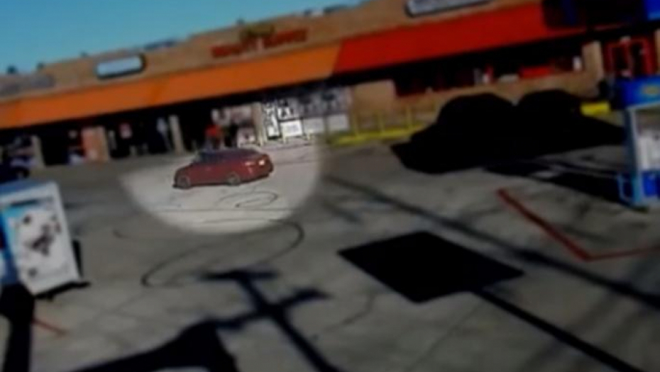 PUCNJAVA U TRŽNOM CENTRU Istrčali iz auta i otvorili vatru! Ima mrtvih - oglasila se policija (VIDEO)