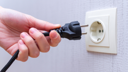 UREĐAJI KOJI IZAZIVAJU POŽAR Najopasnije je kada "SAMI POPRAVLJAMO", električar objasnio gde najčešće grešimo