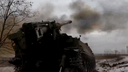 RUSKI TOPOVI PRAVE HAOS NA FRONTU Uništeno oklopno vozilo Oružanih snaga Ukrajine (VIDEO)