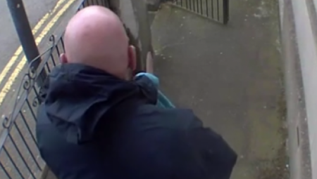 JEZIV TRENUTAK ZABELEŽEN NA KAMERI Ubica čisti nož nakon brutalnog napada na medicinsku sestru (VIDEO)