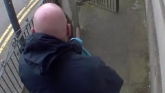 JEZIV TRENUTAK ZABELEŽEN NA KAMERI Ubica čisti nož nakon brutalnog napada na medicinsku sestru (VIDEO)