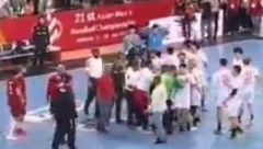 POTPUNI HAOS Igrači napali sudiju, petorica privedeno, pa dobili medalje (VIDEO)