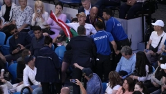INCIDENT NA FINALU AUSTRALIJAN OPENA Navijača izbacili zbog povika i zastave