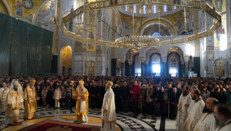 DIVNI PRIZORI IZ HRAMA SVETOG SAVE Više stotina vernika okupljeno na liturgiji (FOTO)
