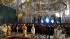 DIVNI PRIZORI IZ HRAMA SVETOG SAVE Više stotina vernika okupljeno na liturgiji (FOTO)