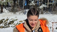 TRUDNA SANJA KUŽET U NIKAD LEŽERNIJEM IZDANJU Voditeljka bez trunke šminke, a tek da vidite šta je obukla, ovakvu je još niste videli