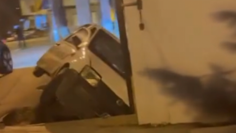 OGLASIO SE VLASNIK AUTOMOBILA Objasnio kako se zaglavio između trotoara i škole na Petlovom brdu (VIDEO)