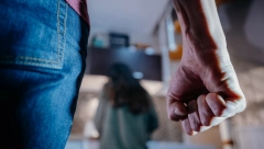 POD UTICAJEM OPIJATA PESNIČIO DEVOJKU! Udarao je po glavi i telu - nasilniku momentalno stavljene lisice na ruke!