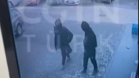 OVO SU NAPADAČI KOJI SU UBILI VERNIKA DOK SE MOLIO U CRKVI? Dva maskirana lica kreću se ka nadzornim kamerama (VIDEO)