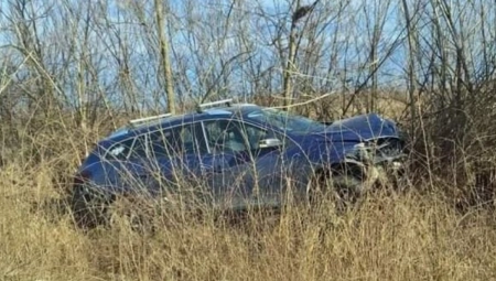 SLUPAN DŽIP KOD MOKRINA Vozač sleteo s puta, pa se zakucao u drvo (FOTO)