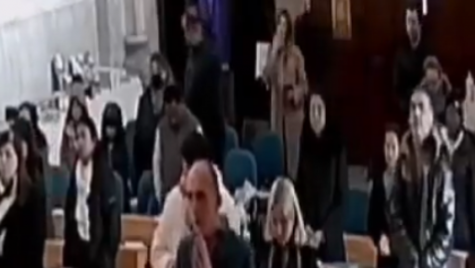 (UZNEMIRUJUĆI VIDEO) KAMERE ZABELEŽILE MOMENAT NAPADA Rafali su prekinuli molitvu