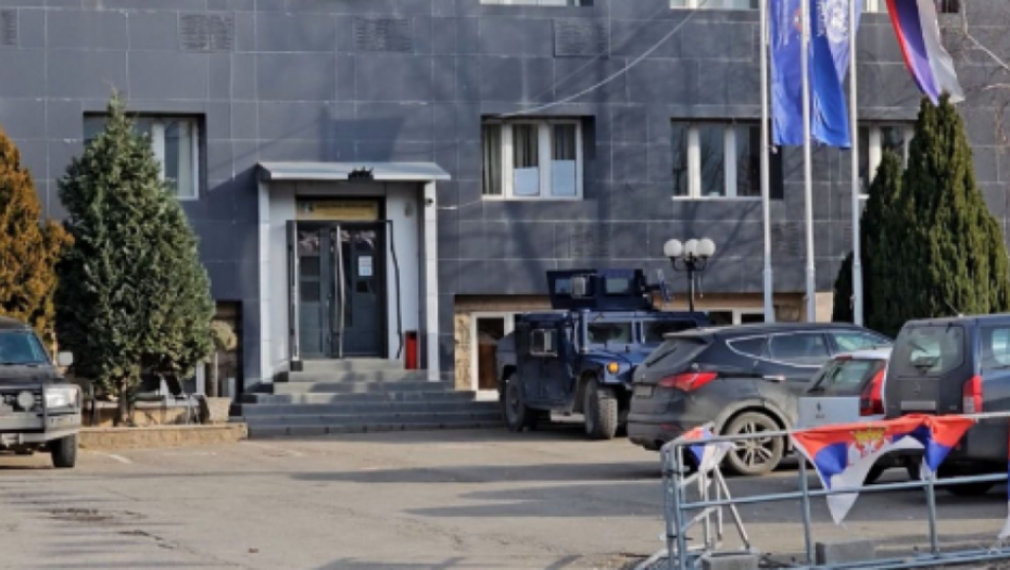 UKLONJEN ŠATOR KOJI SE NALAZIO PREKO PUTA OPŠTINE LEPOSAVIĆ Radnici nastavljaju miran protest