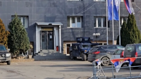 UKLONJEN ŠATOR KOJI SE NALAZIO PREKO PUTA OPŠTINE LEPOSAVIĆ Radnici nastavljaju miran protest