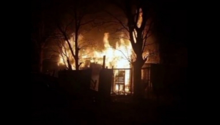 BUKTI VATRA NA KARABURMI Vatrogasci se bore sa požarom u Ulici Stevana Dukića