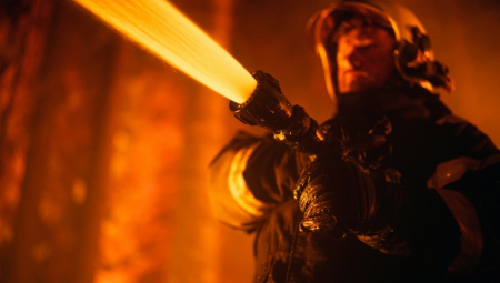 POŽAR U ULICI DOŽA ÐERĐA Vatra i crn gusti dim izbijaju kroz prozore i krov (FOTO)