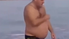 PREKRSTIO SE I SKOČIO U LEDENU VODU, ALI NIJE IZRONIO Muškarac se udavio pred ženinim očima (VIDEO)
