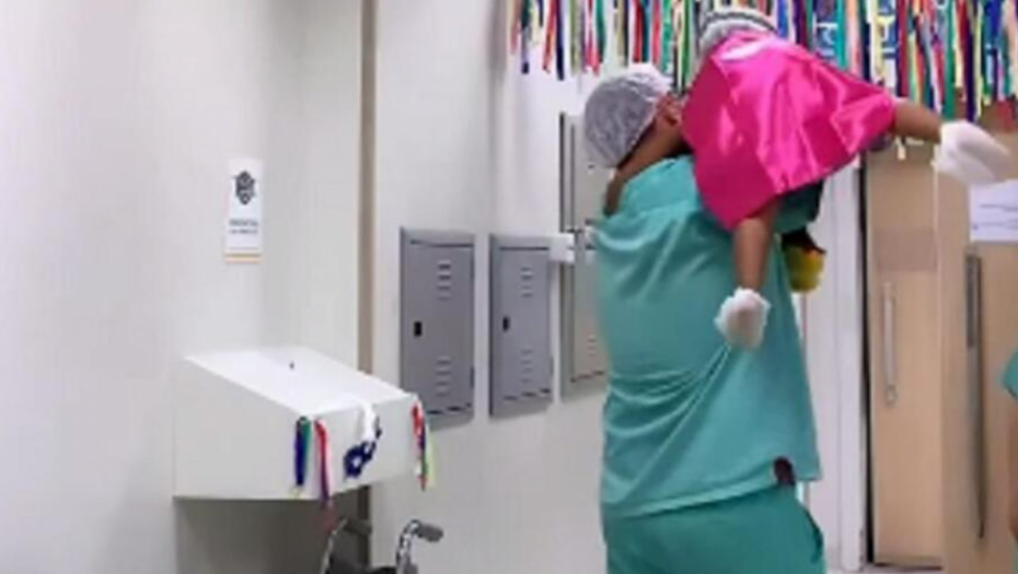 EVO ŠTA PEDIJATAR RADI SA DECOM PRE NEGO ŠTO UĐU U OPERACIONU SALU Ljudi plaču kao kiša posle ovog snimka (VIDEO)