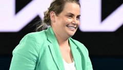 BAŠ NEMA SREĆE Jelena Dokić KRVAVA napustila trku Formule 1, morala HITNO kod lekara: Preživeću... (VIDEO)