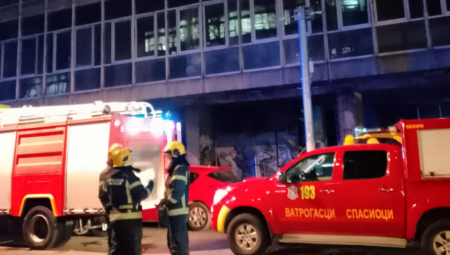 VATROGASCI UŠLI U ZGRADU BORBE Drama u Kosovskoj ulici: "Miris paljevine se oseća u vazduhu" (VIDEO)