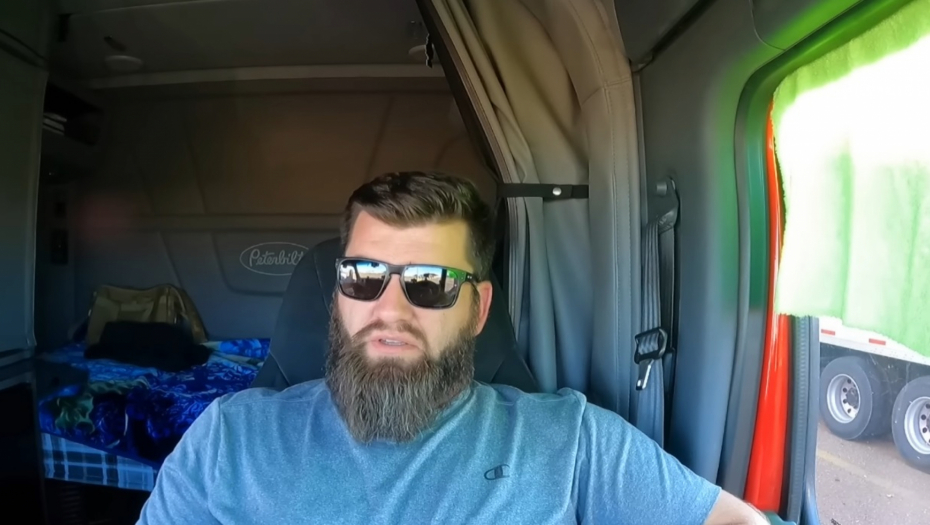 POZNATI JUTJUBER POREKLOM SA BALKANA OBJASNIO KRIZU U AMERICI Ljudi rade za male pare, gorivo skupo, a vlada šalje pare Izraelu, Ukrajini... (VIDEO)