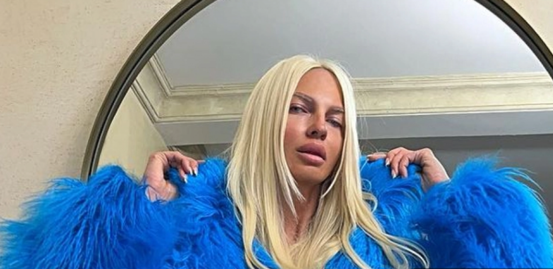 KARLEUŠINA ZADNJICA U KRUPNOM KADRU Vrelo izdanje Jelenine pozadine u tangama