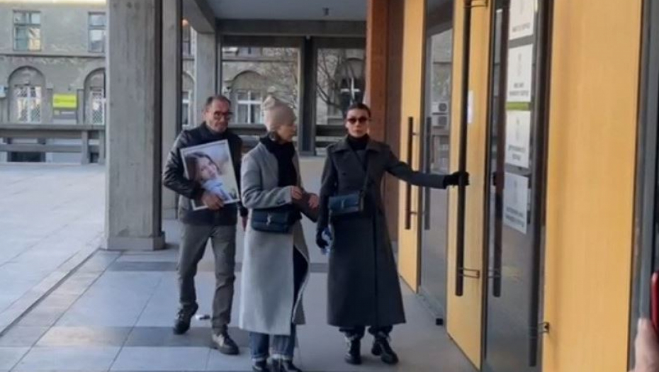 OTAC UBIJENE DEVOJČICE IZ OŠ RIBNIKAR STIGAO SA SLIKOM SVOJE ĆERKE U RUKAMA  Roditelji osumnjičenog dečaka za masakr danas iznose odbranu (VIDEO)