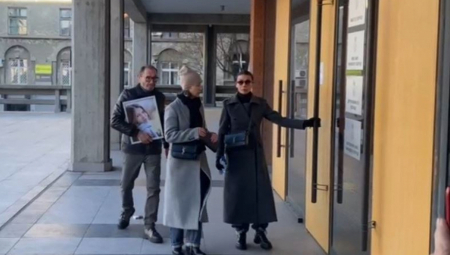 OTAC UBIJENE DEVOJČICE IZ OŠ RIBNIKAR STIGAO SA SLIKOM SVOJE ĆERKE U RUKAMA  Roditelji osumnjičenog dečaka za masakr danas iznose odbranu (VIDEO)