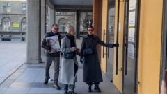 OTAC UBIJENE DEVOJČICE IZ OŠ RIBNIKAR STIGAO SA SLIKOM SVOJE ĆERKE U RUKAMA  Roditelji osumnjičenog dečaka za masakr danas iznose odbranu (VIDEO)