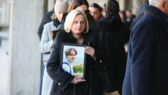 RODITELJI DOŠLI U SUD SA FOTOGRAFIJAMA STRADALE DECE Počelo suđenje Kecmanovićima (FOTO)